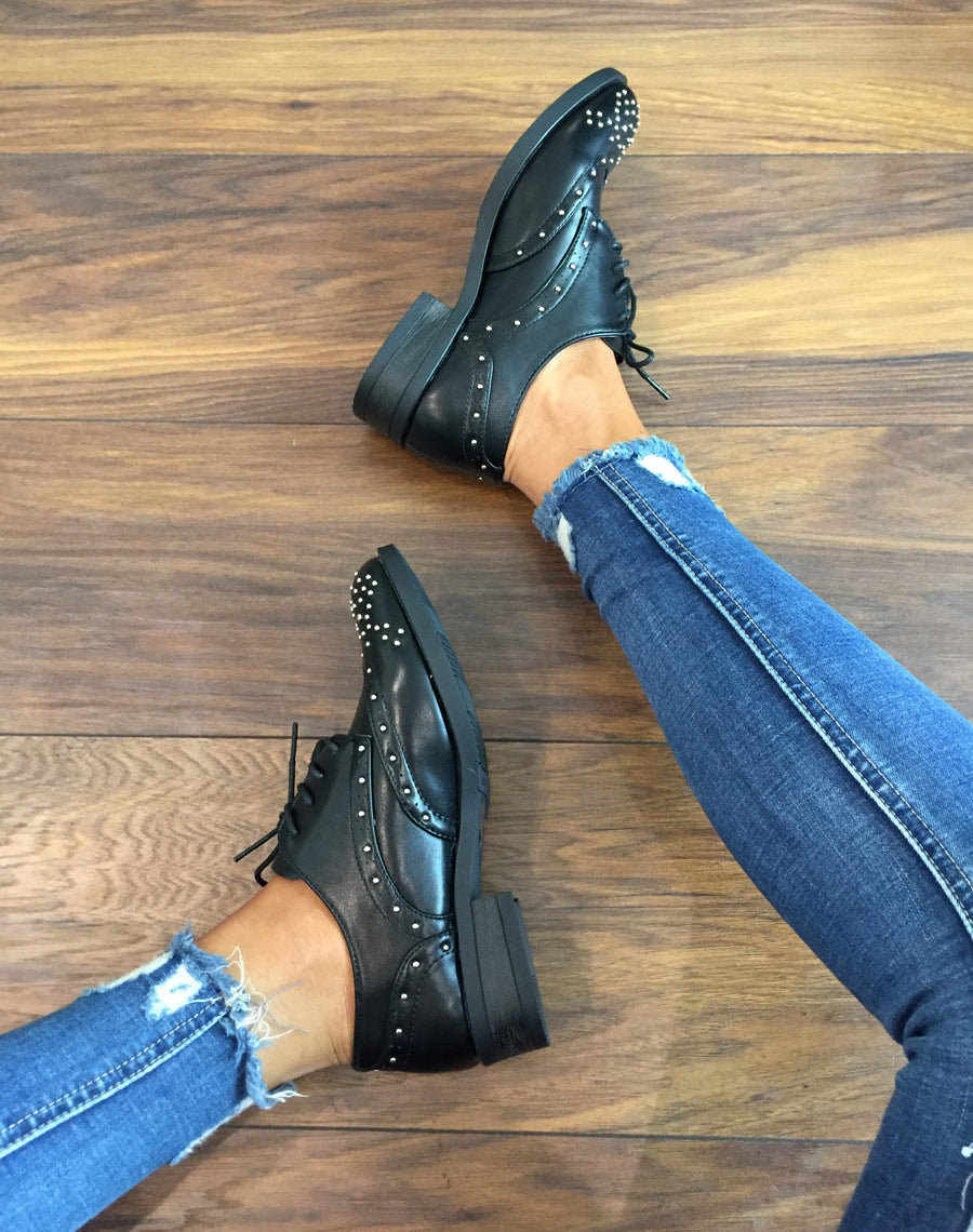 Derbies noires cloutées