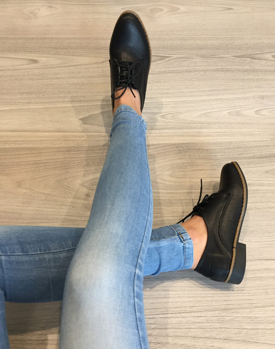 Derbies noires foncées à lacets