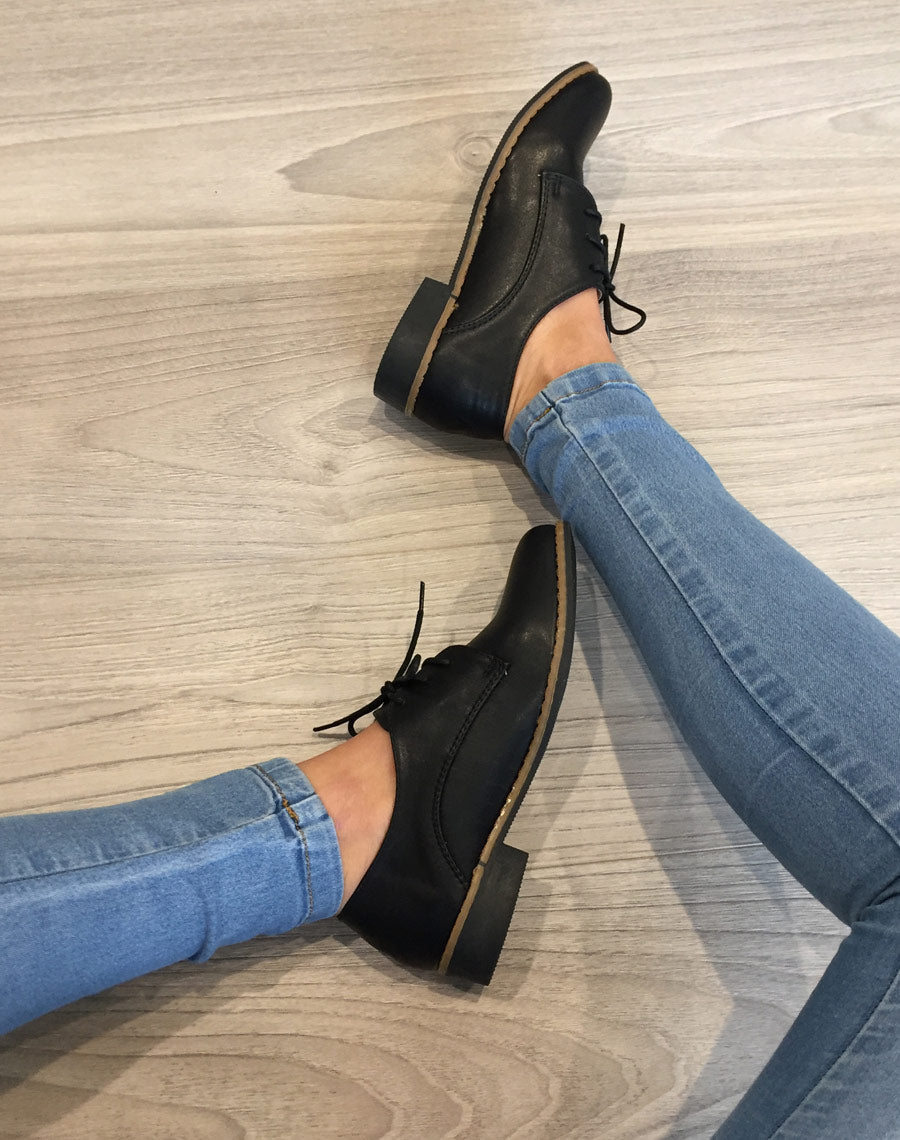 Derbies noires foncées à lacets