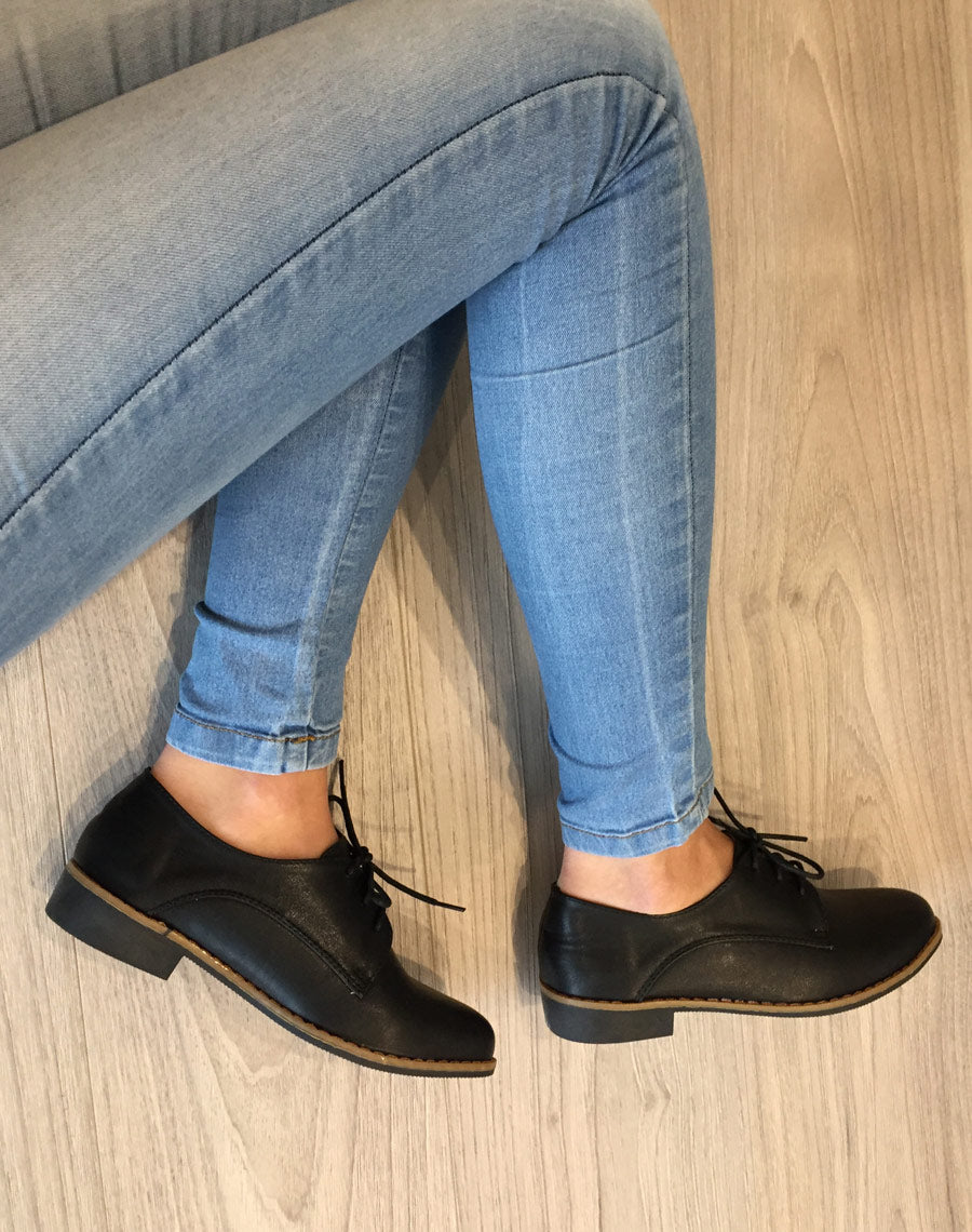Derbies noires foncées à lacets