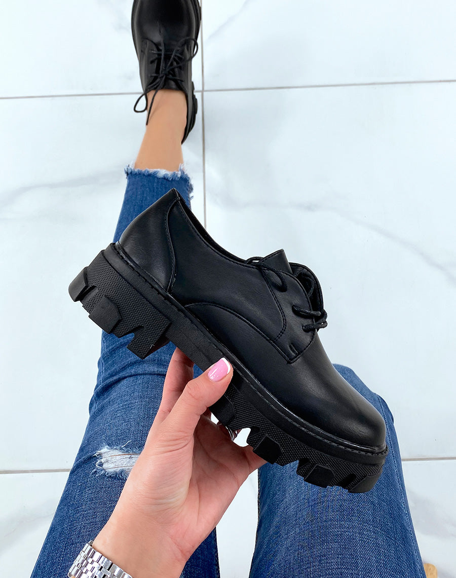 Derbies noires mattes à semelle crantée