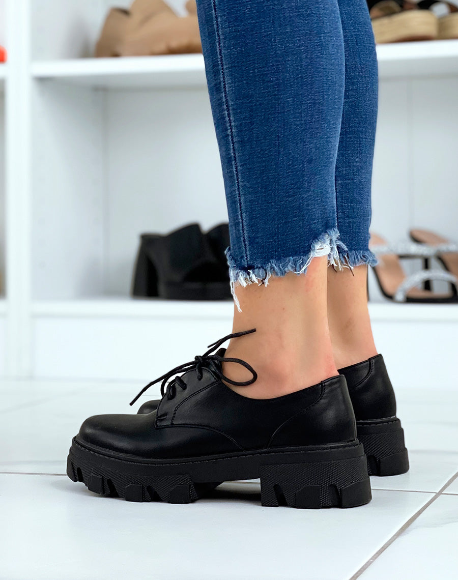 Derbies noires mattes à semelle crantée