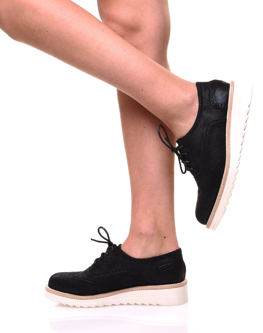 Derbies noires perforées à semelles épaisses