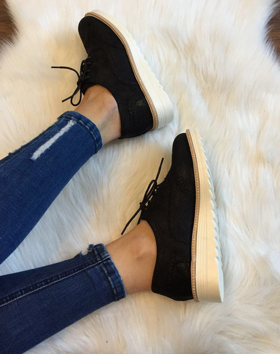 Derbies noires perforées à semelles épaisses