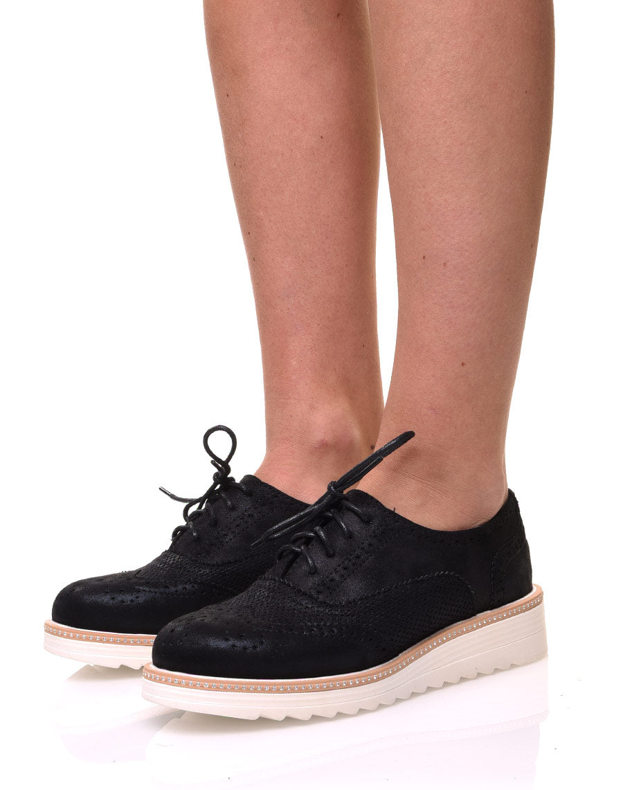 Derbies noires perforées à semelles épaisses
