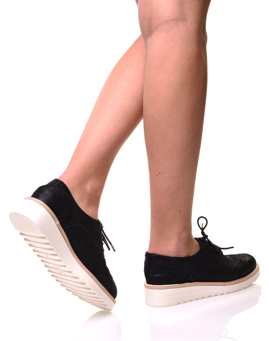 Derbies noires perforées à semelles épaisses