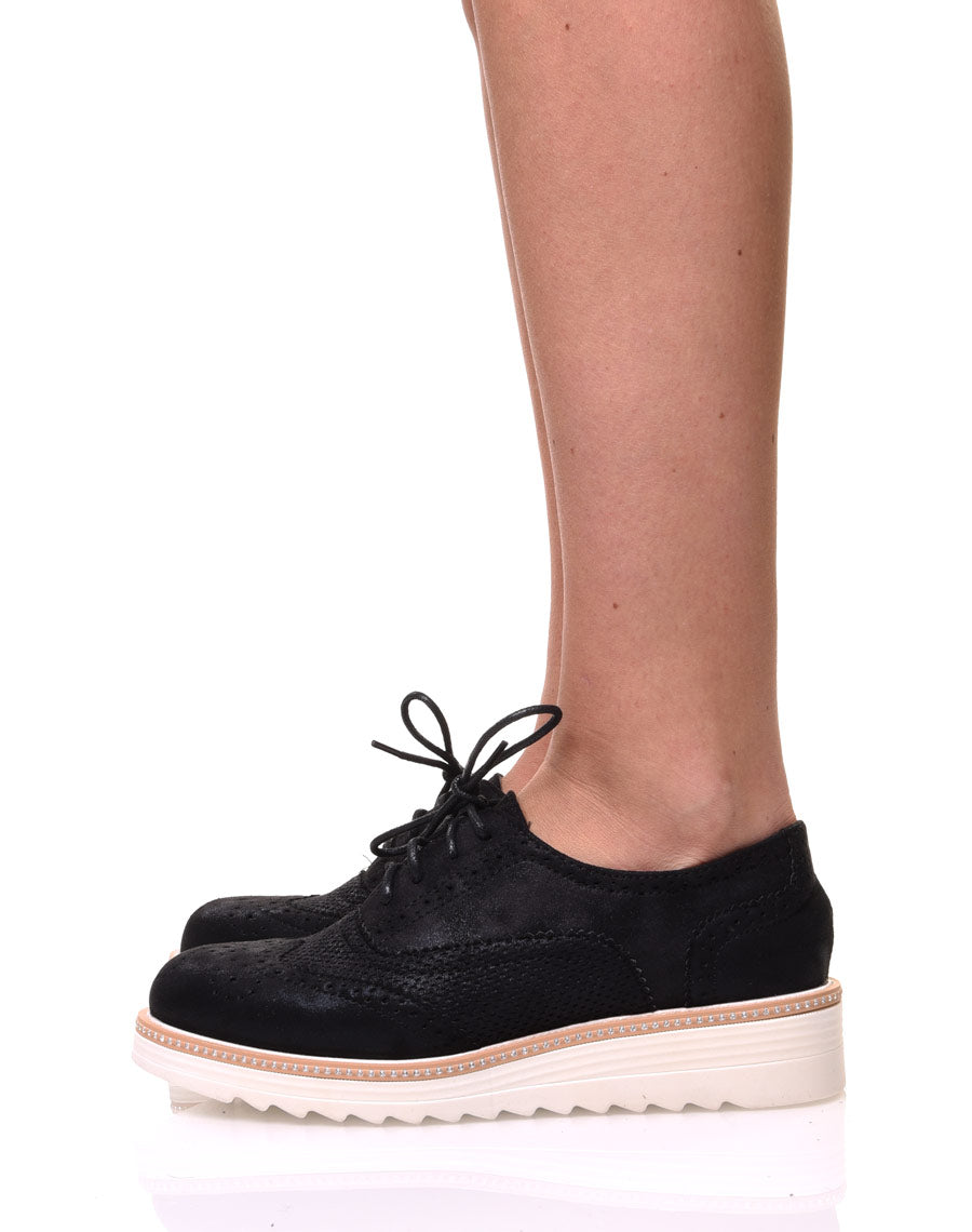 Derbies noires perforées à semelles épaisses