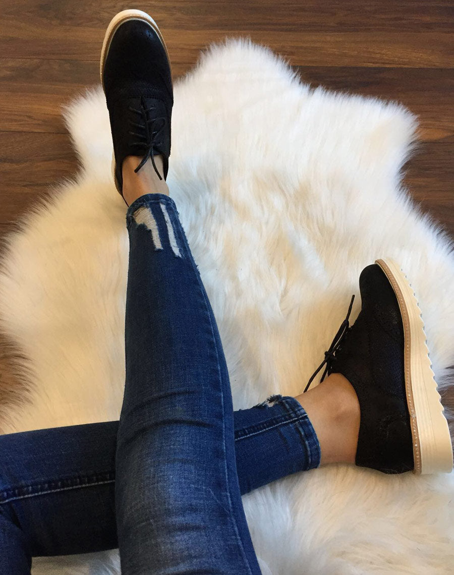 Derbies noires perforées à semelles épaisses