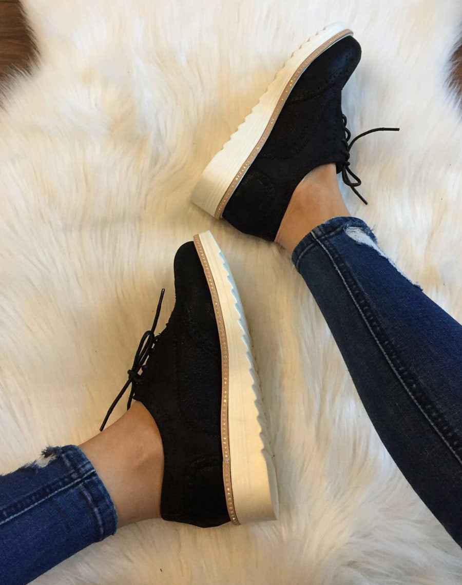 Derbies noires perforées à semelles épaisses