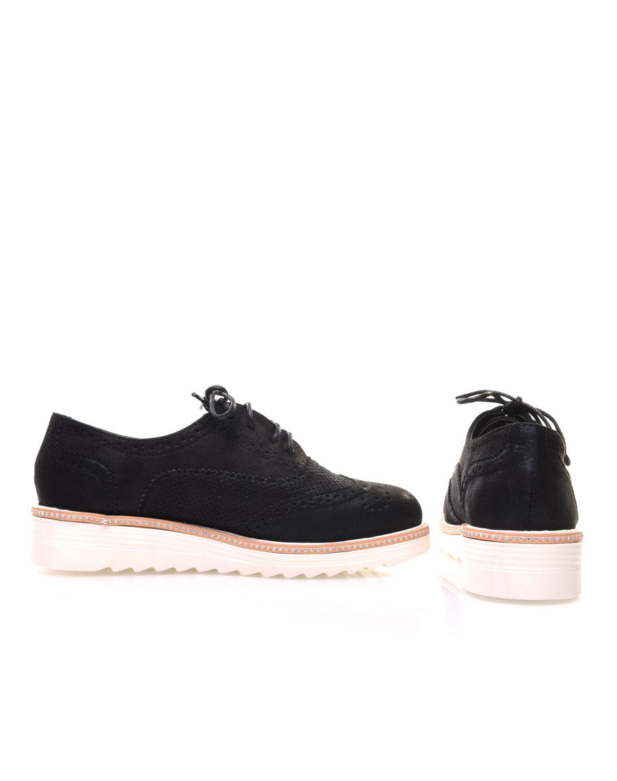 Derbies noires perforées à semelles épaisses