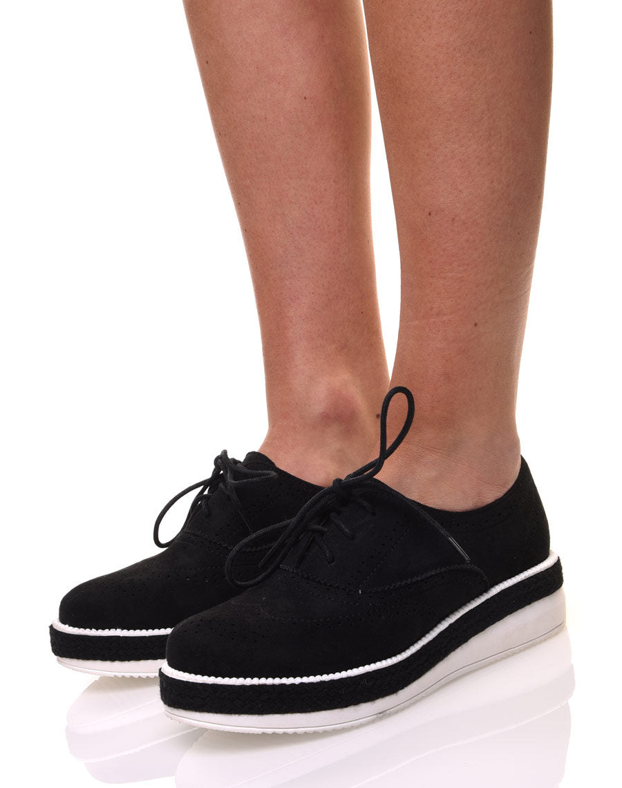 Derbies noires perforés à semelles épaisse