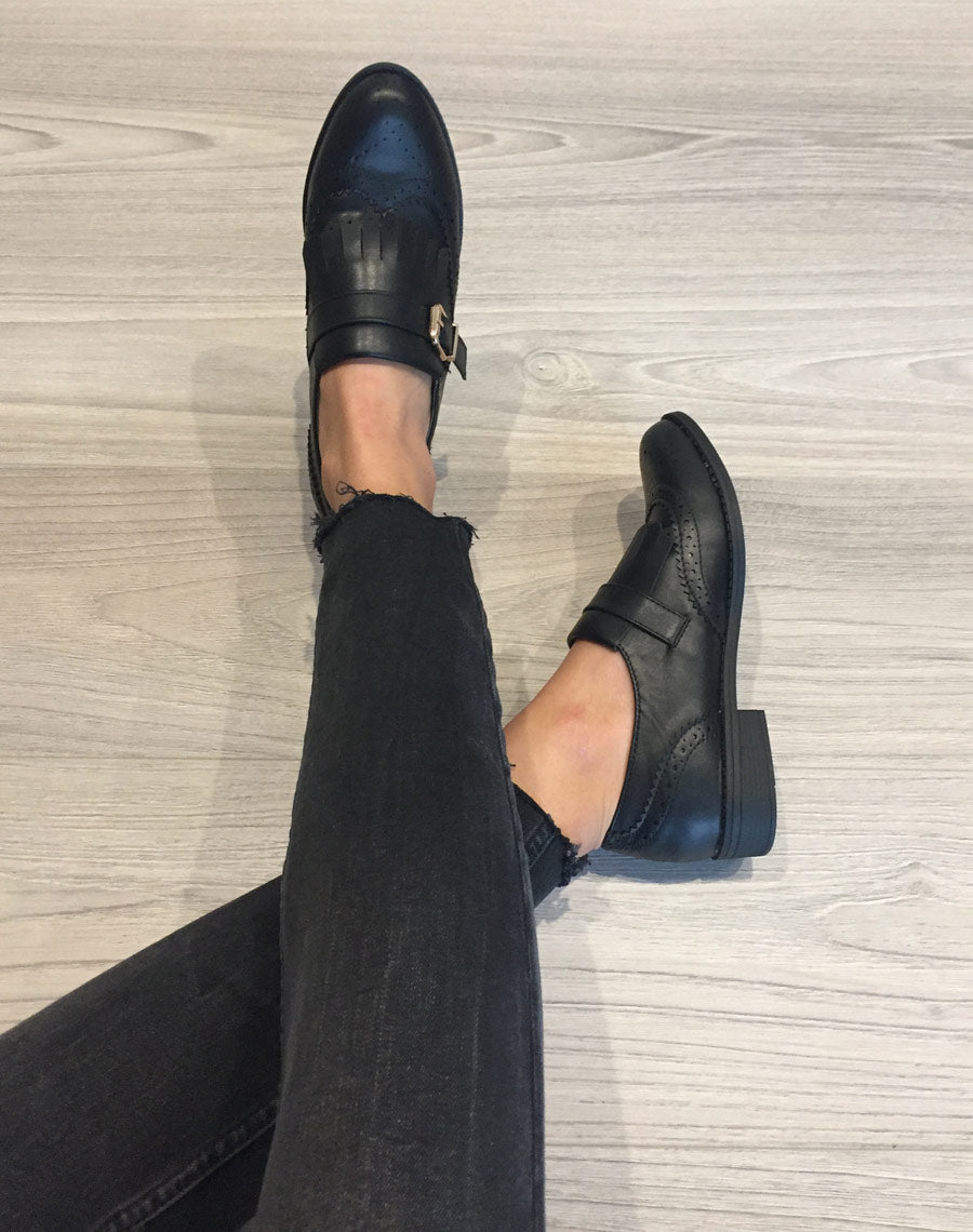 Derbies noires à sangle et franges