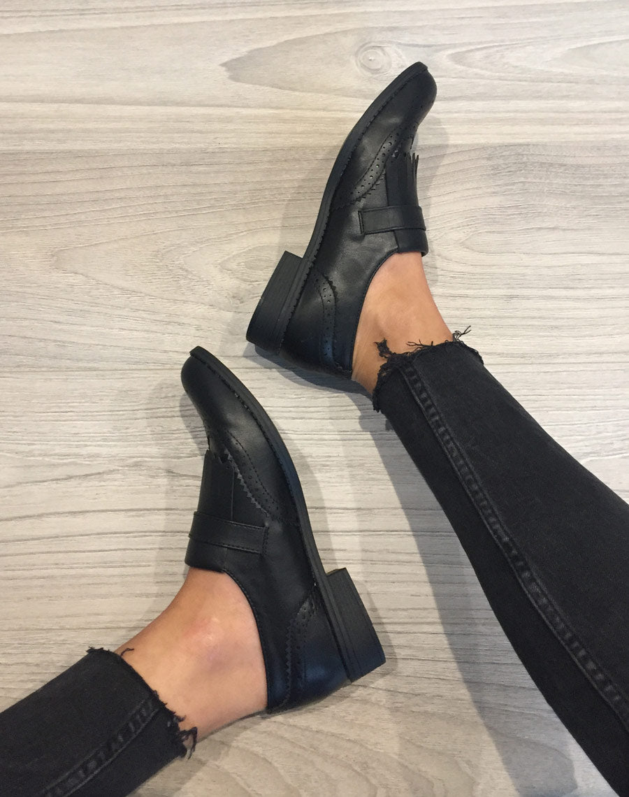Derbies noires à sangle et franges