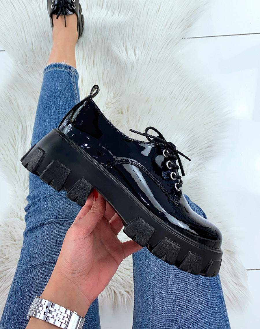 Derbies noires vernies à semelle crantée