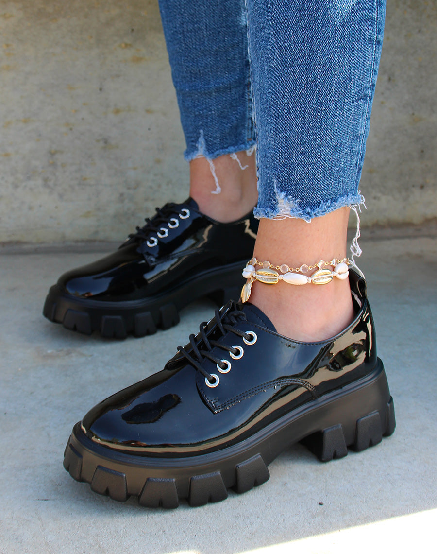 Derbies noires vernies à semelle crantée