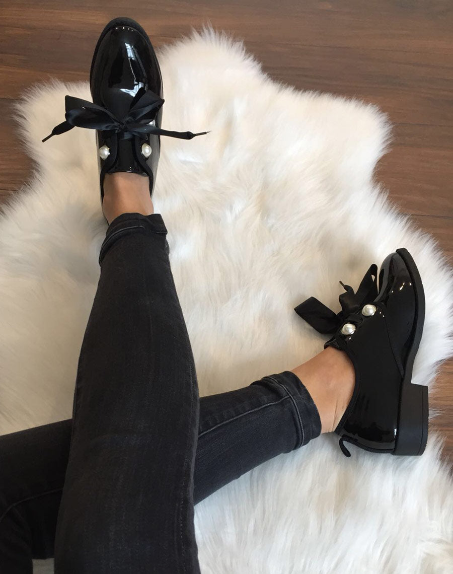 Derbies noires vernis lacets en satins