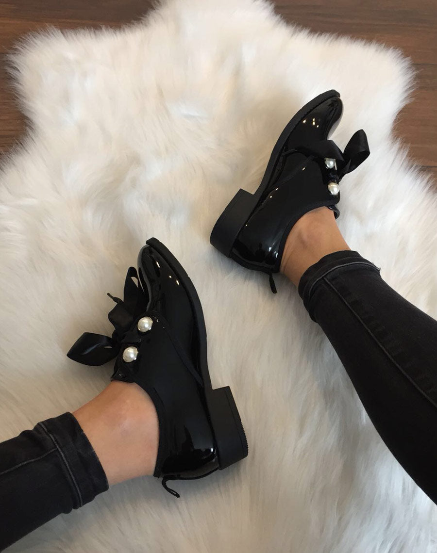 Derbies noires vernis lacets en satins