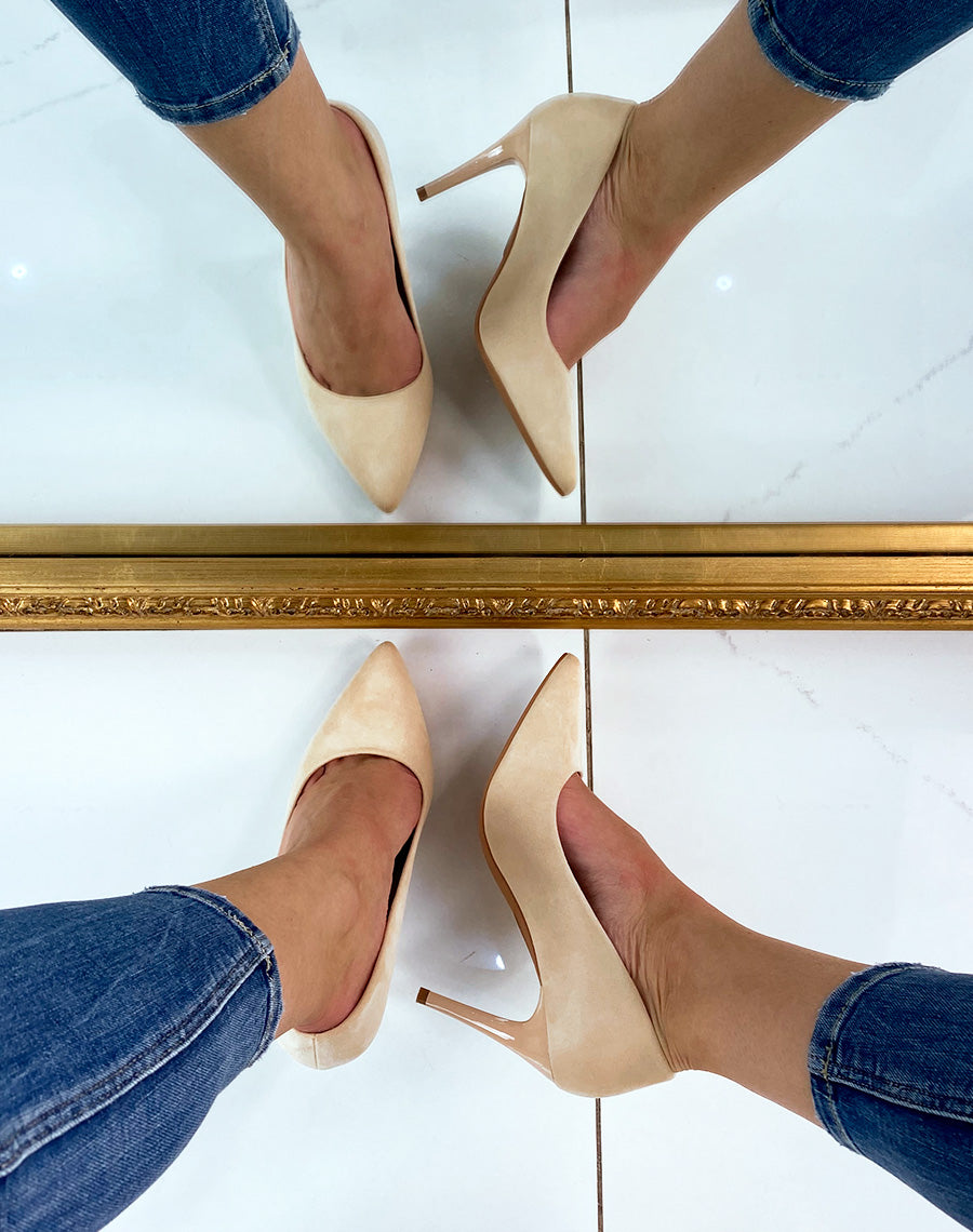 Escarpin beige en suédine à talon aiguille