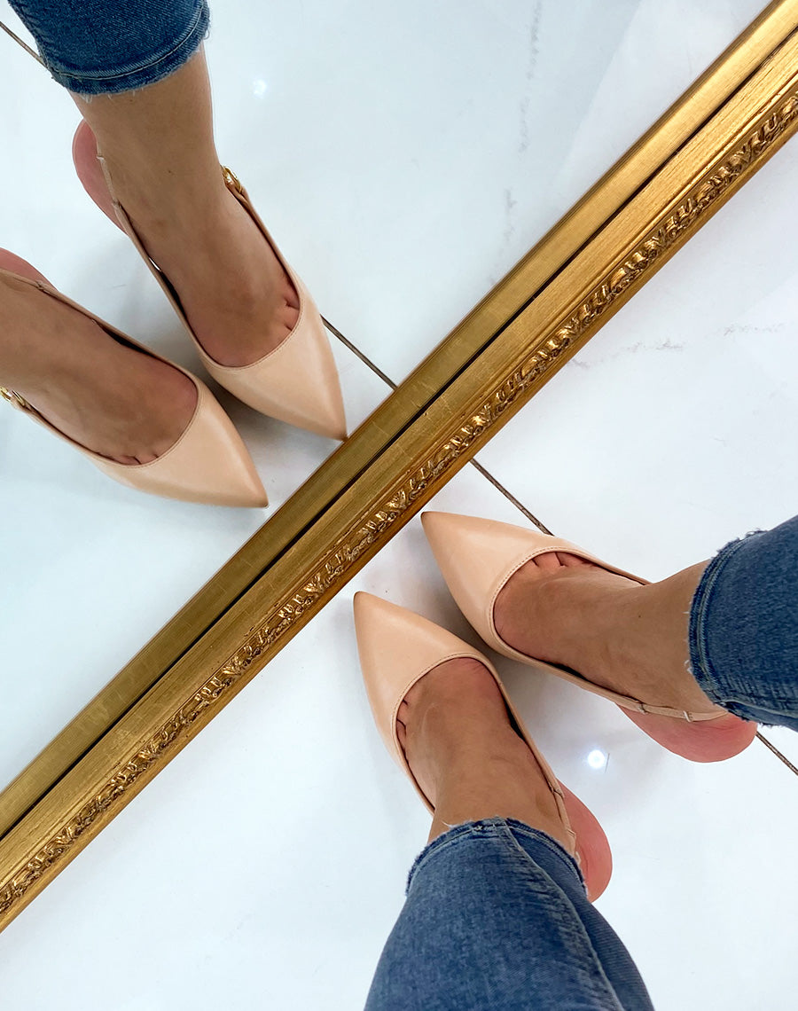 Escarpin beige à lanière et chaîne dorée