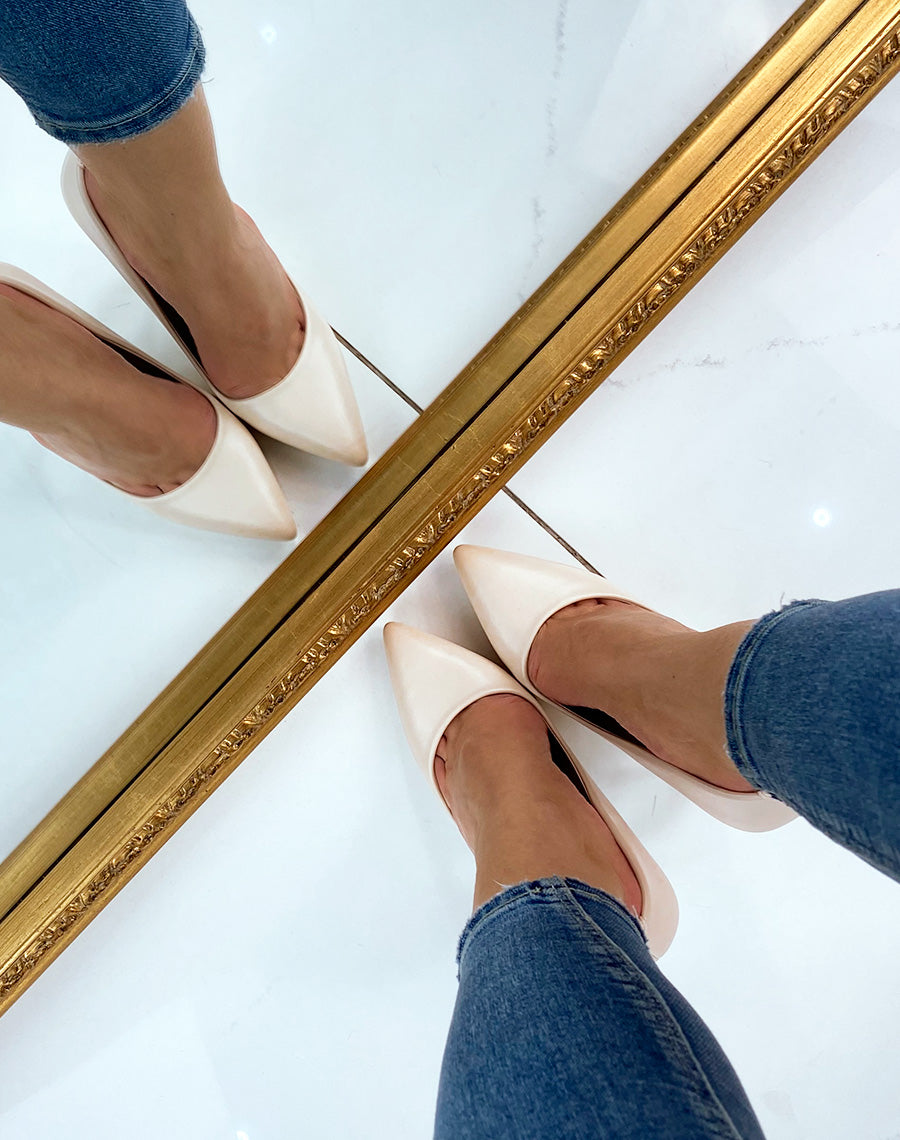 Escarpin beige à talon aiguille évasé