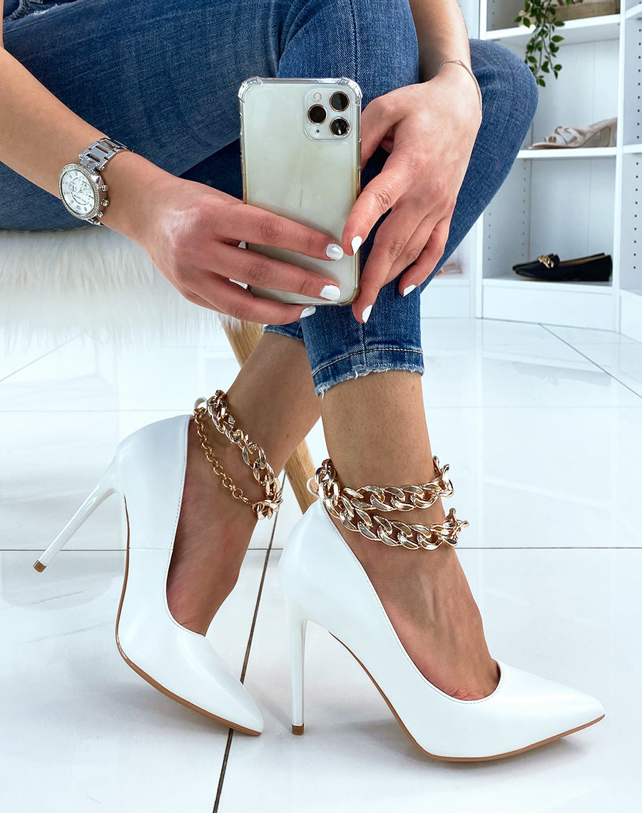 Escarpin blanc à talon et chaîne dorée
