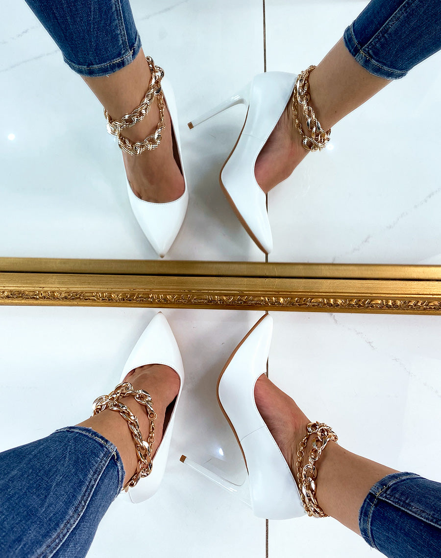 Escarpin blanc à talon et chaîne dorée