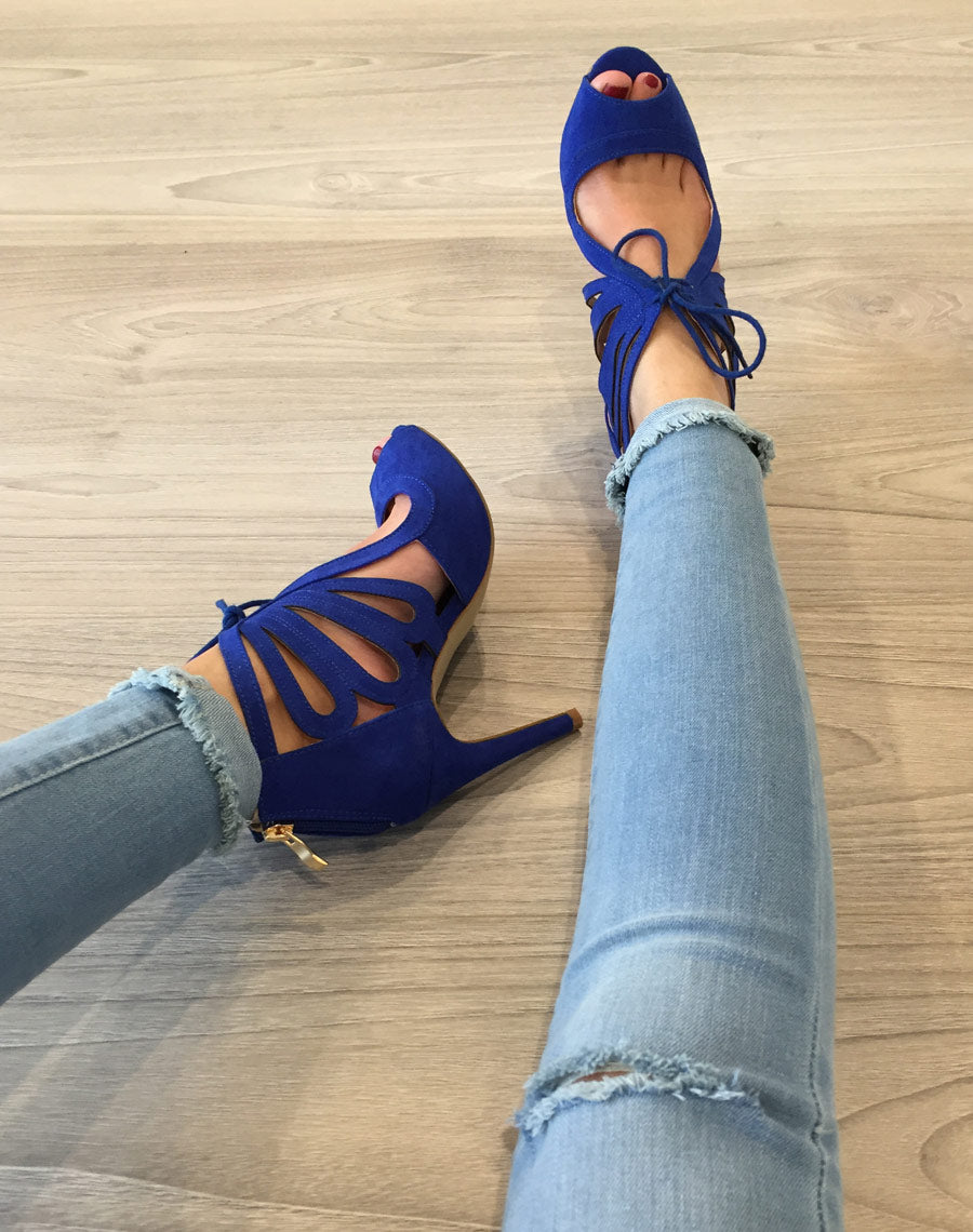 Escarpin bleu ouvert à lacet