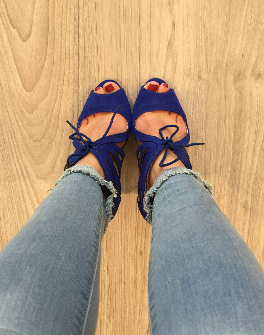Escarpin bleu ouvert à lacet