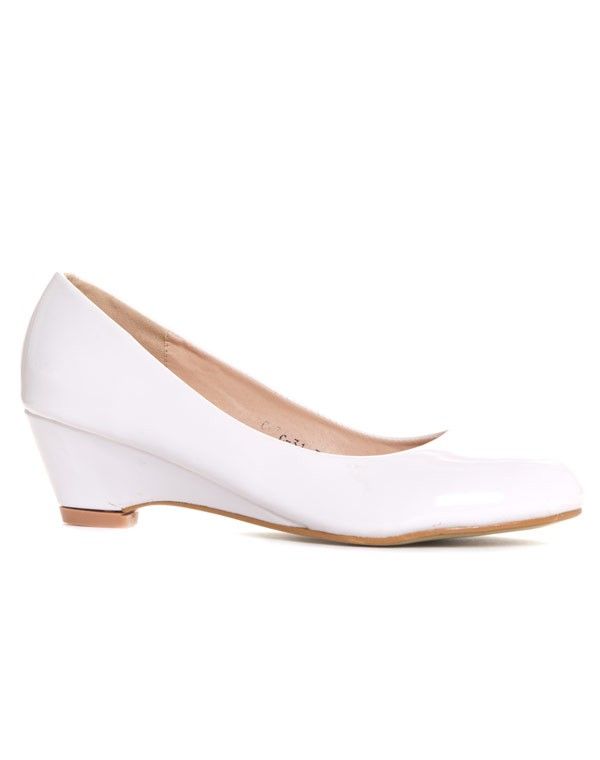 Escarpin compensé verni blanc avec bout arrondi