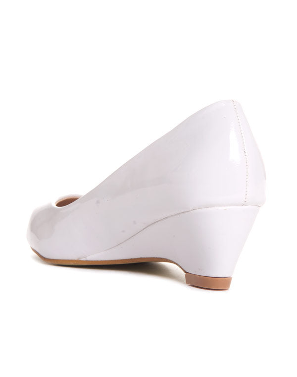 Escarpin compensé verni blanc avec bout arrondi