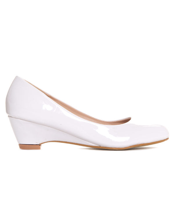 Escarpin compensé verni blanc avec bout arrondi