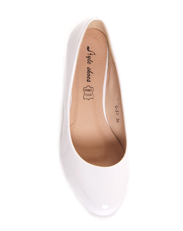 Escarpin compensé verni blanc avec bout arrondi
