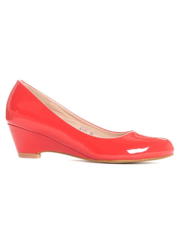 Escarpin compensé verni rouge avec bout arrondi