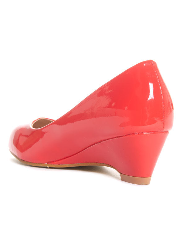Escarpin compensé verni rouge avec bout arrondi