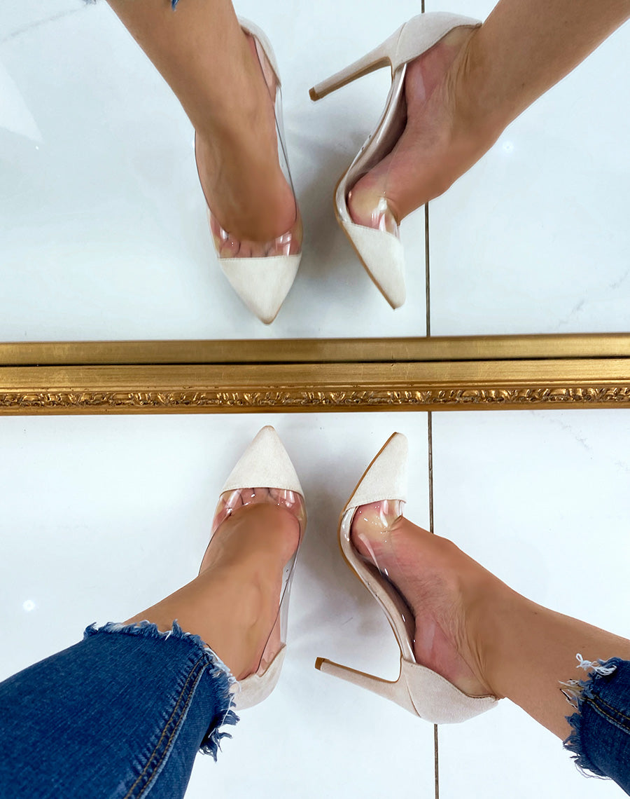 Escarpin à empiècements en suédine beige et transparents