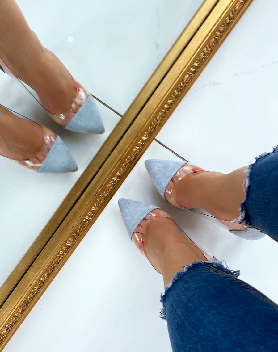 Escarpin à empiècements en suédine bleu pastel et transparents