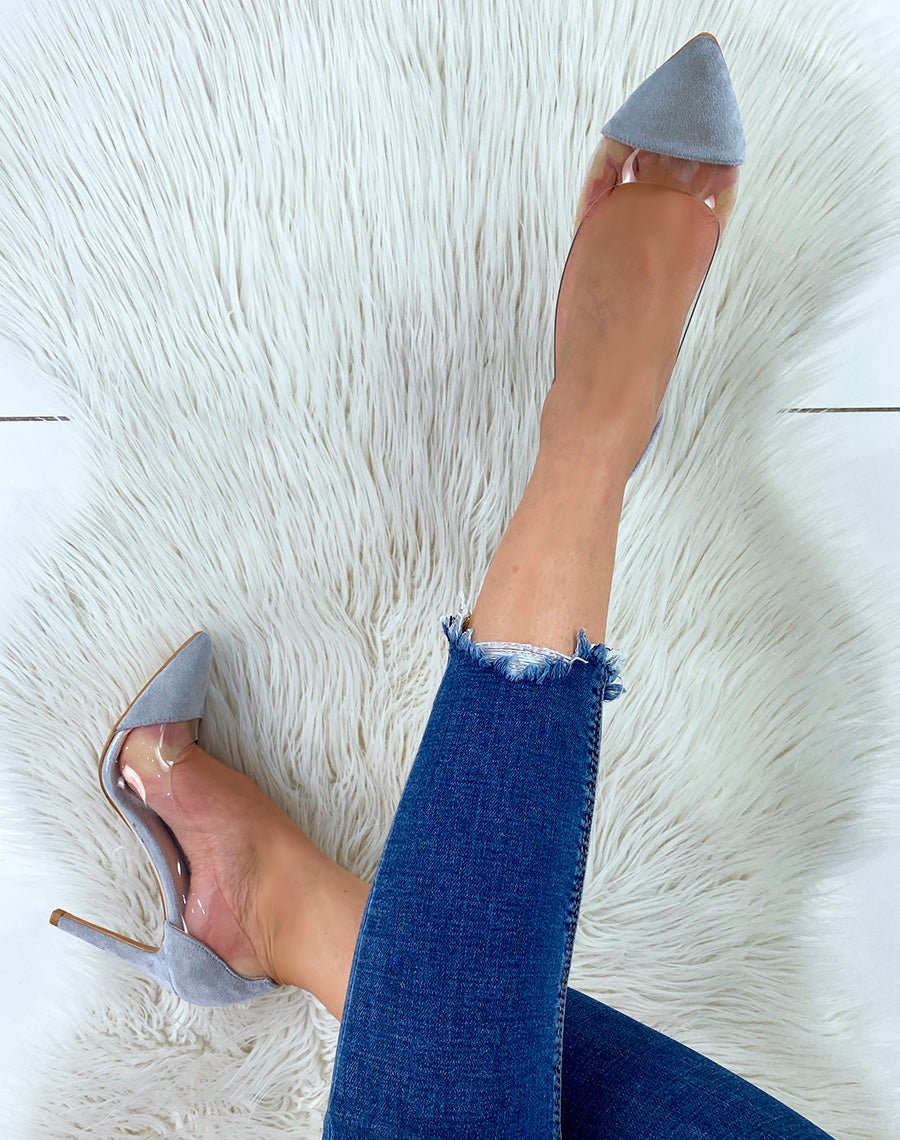 Escarpin à empiècements en suédine bleu pastel et transparents