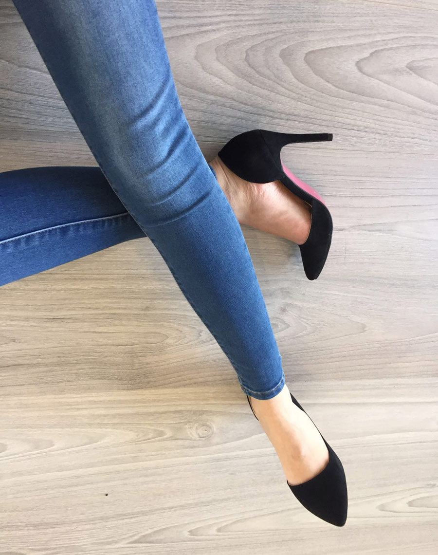 Escarpin noir asymétrique avec semelle rose