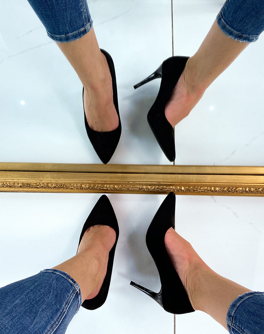 Escarpin noir en suédine à talon aiguille
