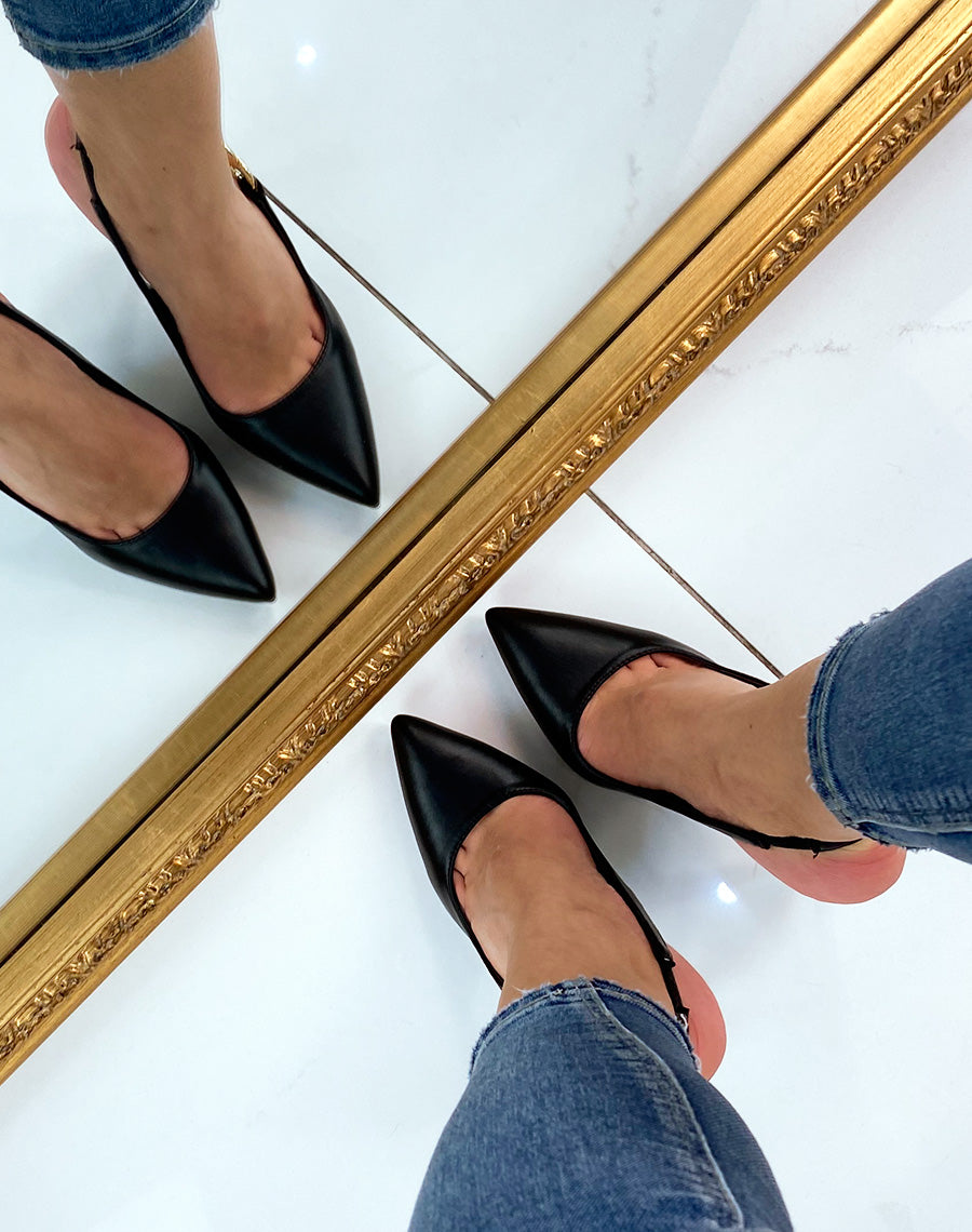 Escarpin noir à lanière et chaîne dorée