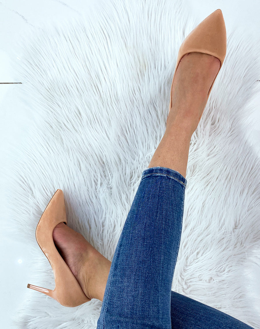 Escarpin rose corail en suédine à talon aiguille