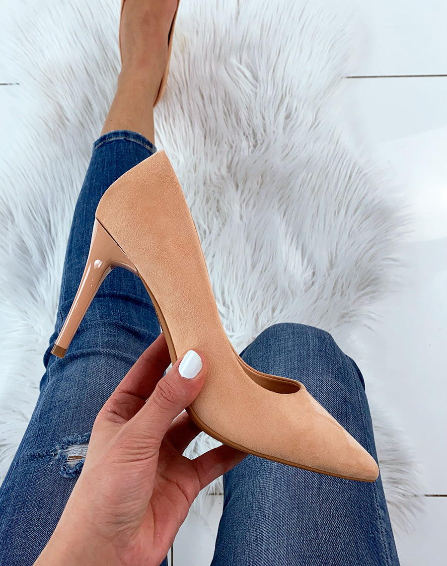 Escarpin rose corail en suédine à talon aiguille