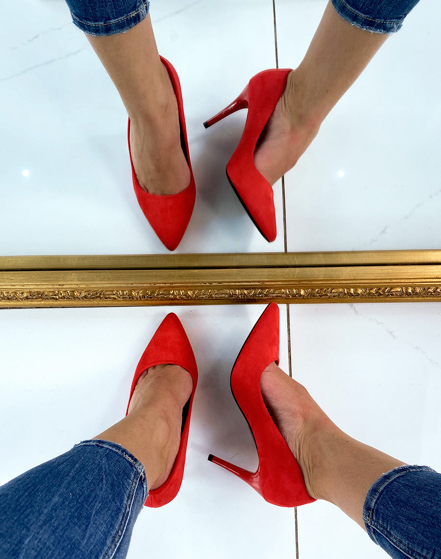 Escarpin rouge en suédine à talon aiguille