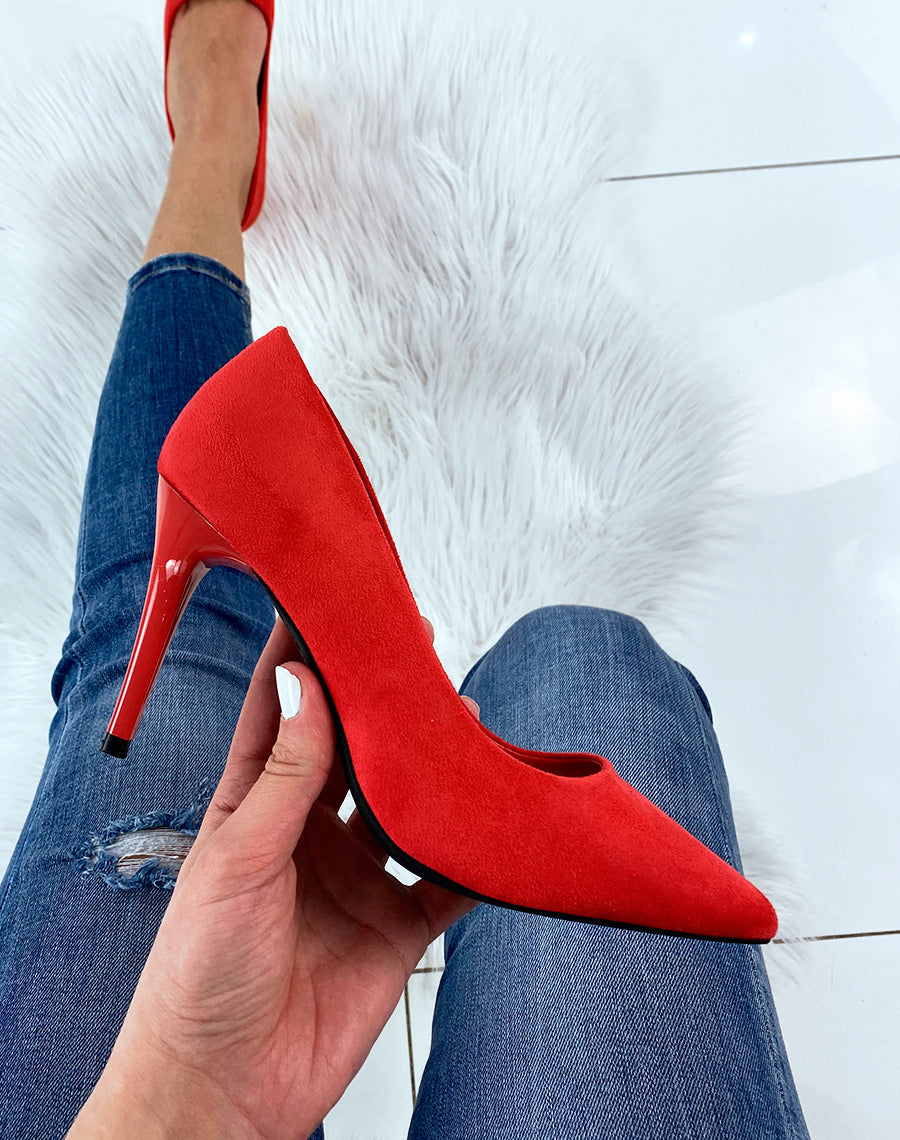 Escarpin rouge en suédine à talon aiguille