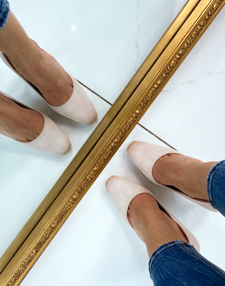 Escarpin à talon beige en suédine à bout carré