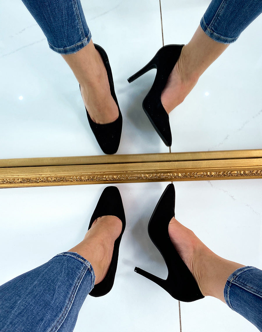 Escarpin à talon noir en suédine à bout carré