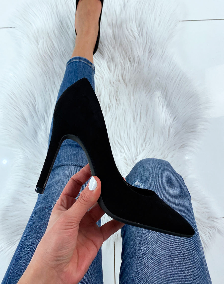 Escarpin à talon noir en suédine à bout carré