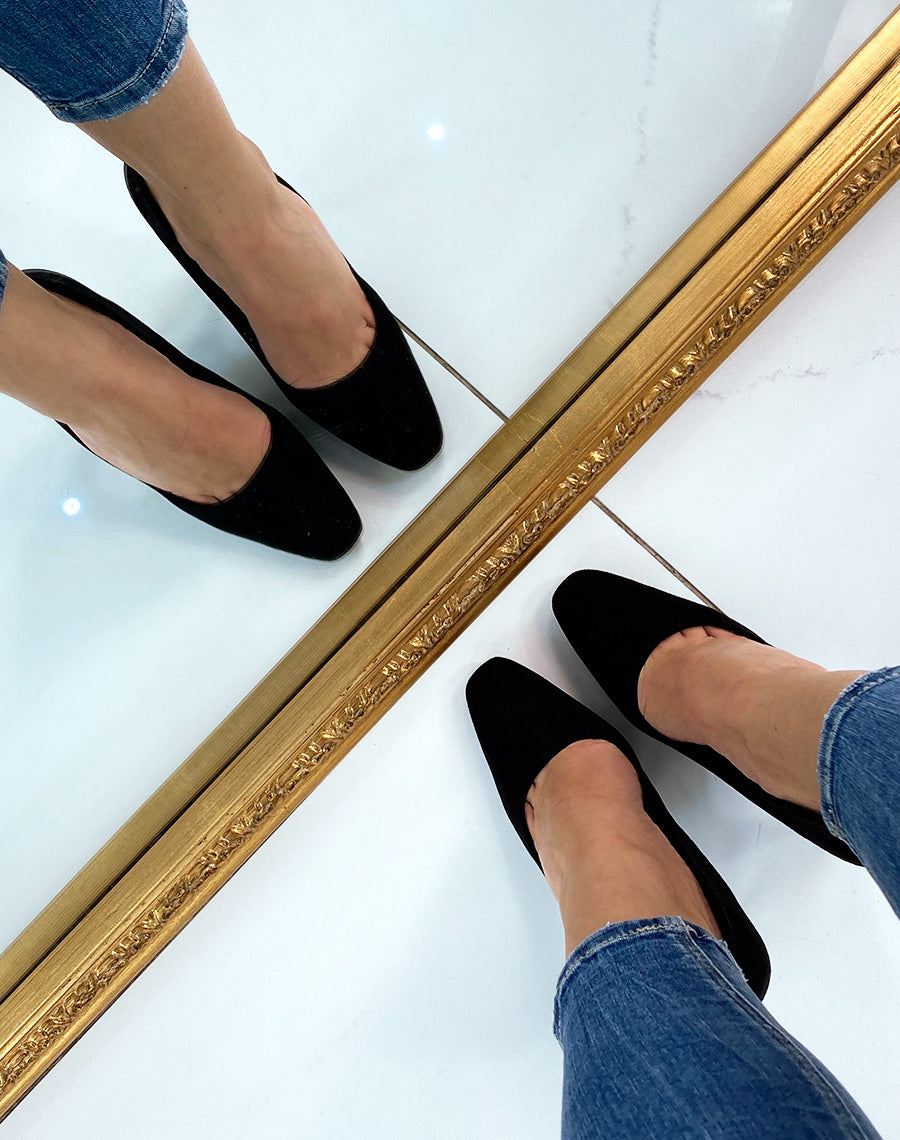 Escarpin à talon noir en suédine à bout carré