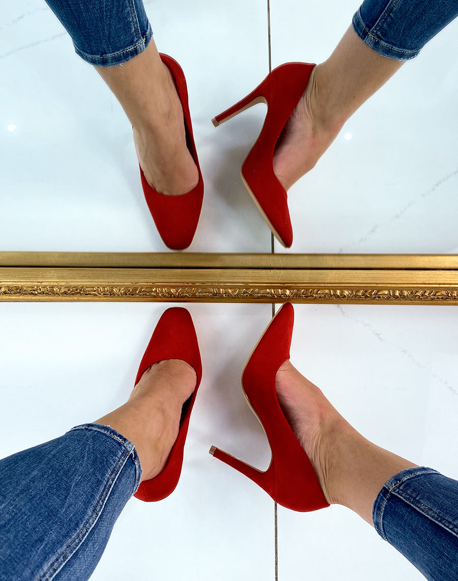 Escarpin à talon rouge en suédine à bout carré