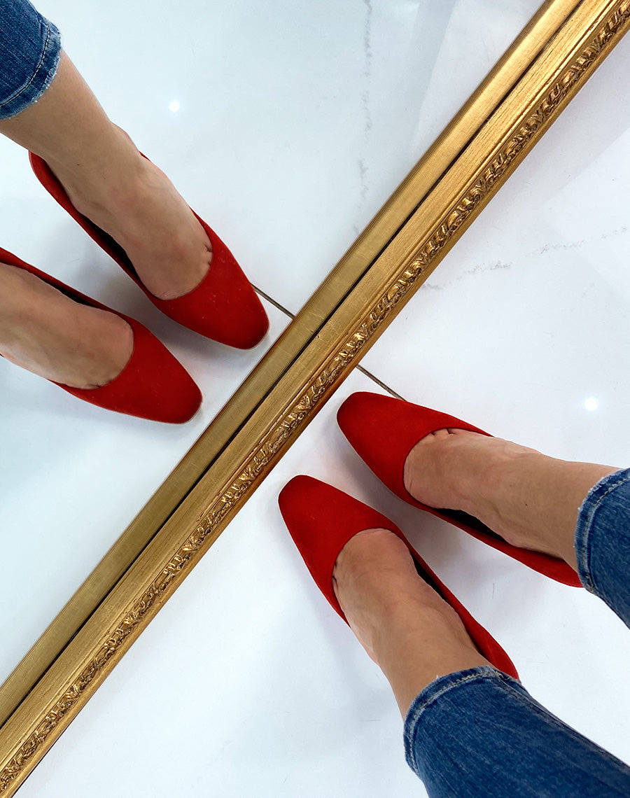 Escarpin à talon rouge en suédine à bout carré